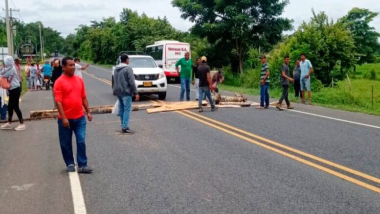 Habitantes del corregimiento Patio Bonito bloquean la vía a Planeta Rica