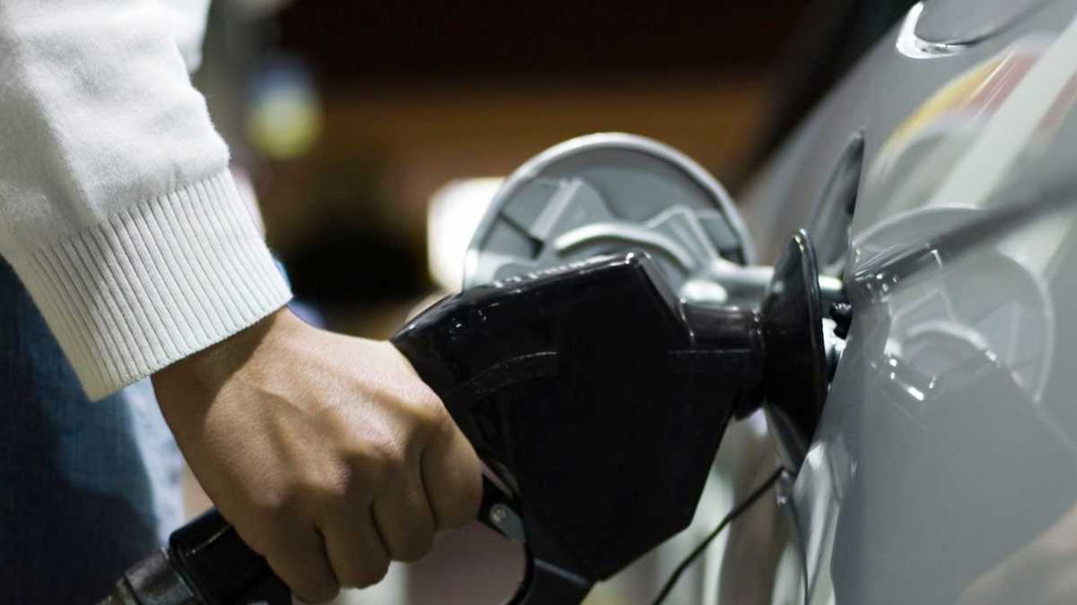Lluvia de críticas a Petro por alza de la gasolina, piden que retroceda