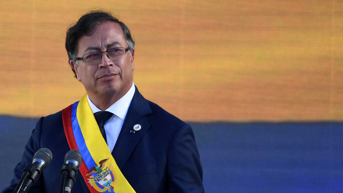 Los 10 compromisos que se hizo Gustavo Petro tras asumir la presidencia de Colombia