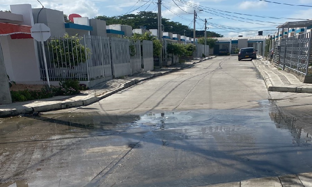 Comunidad del barrio Santa Elena no soporta olores putrefactos por rebose de manhole