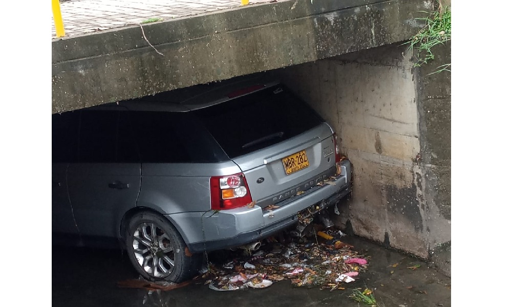 Continúa la racha de accidentes, lujosa camioneta terminó en el canal de la Avenida Circunvalar