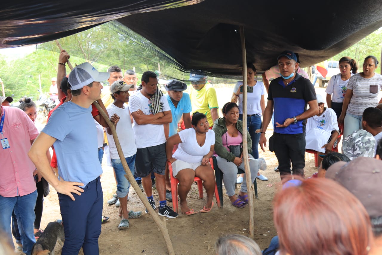 Alcalde de Montería se reunió con la comunidad de Loma Grande para socializar acciones y evacuar las aguas represadas