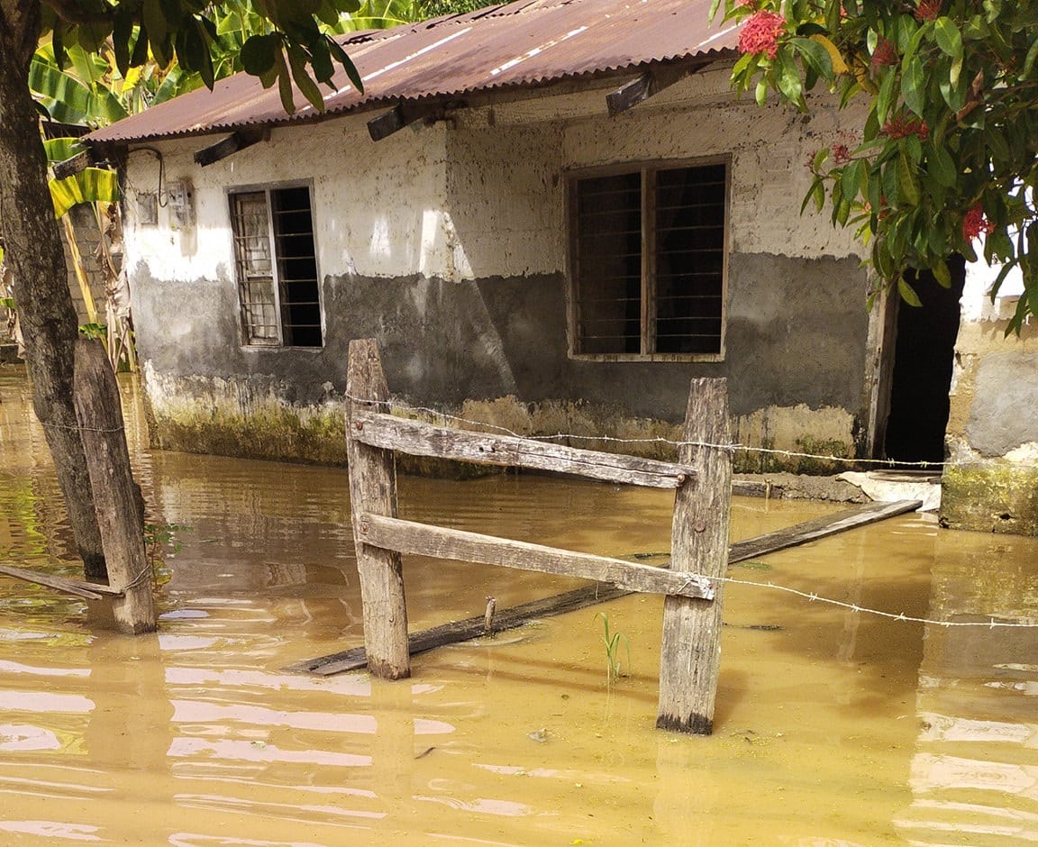 Familias se desplazan por fuertes inundaciones en zona rural de Ciénaga de Oro