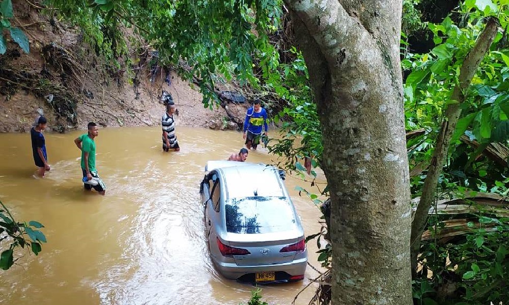 Automóvil cayó a un arroyo en Ciénaga de Oro