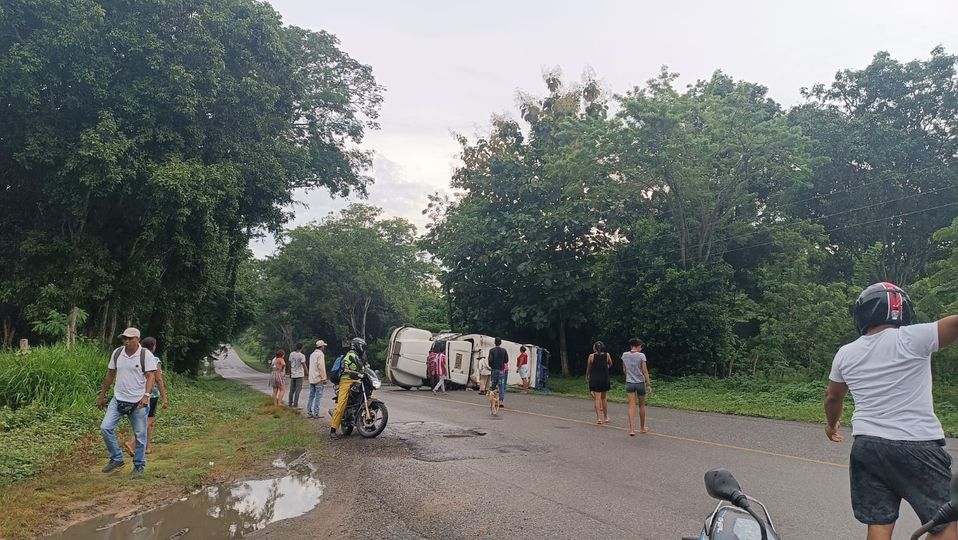 Camión recolector de basuras se volcó en Sahagún