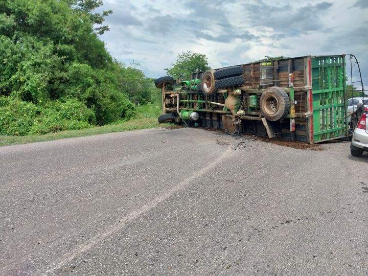 Camión se volcó en la vía Cereté – Ciénaga de Oro