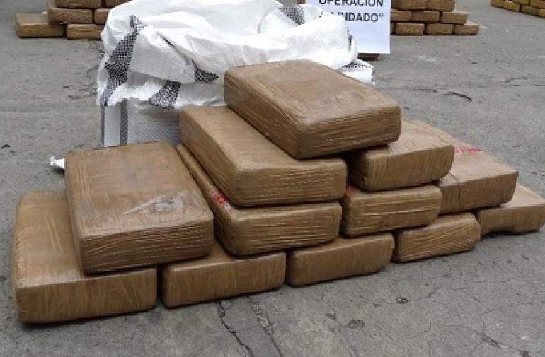 Capturan a tres policías que habrían robado paquetes de cocaína de un cargamento incautado