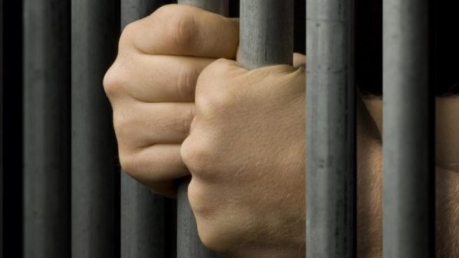 Condenan a 10 años de cárcel a periodista que ofrecía sexo con niños y animales