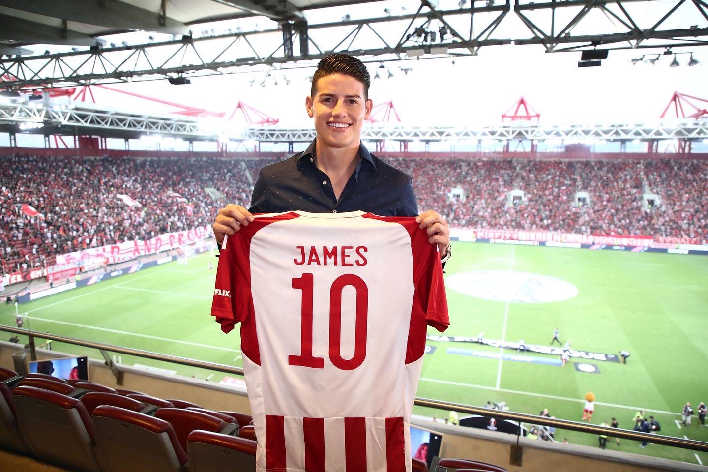 James ya posó con la camiseta del Olympiacos, portará la ‘10’
