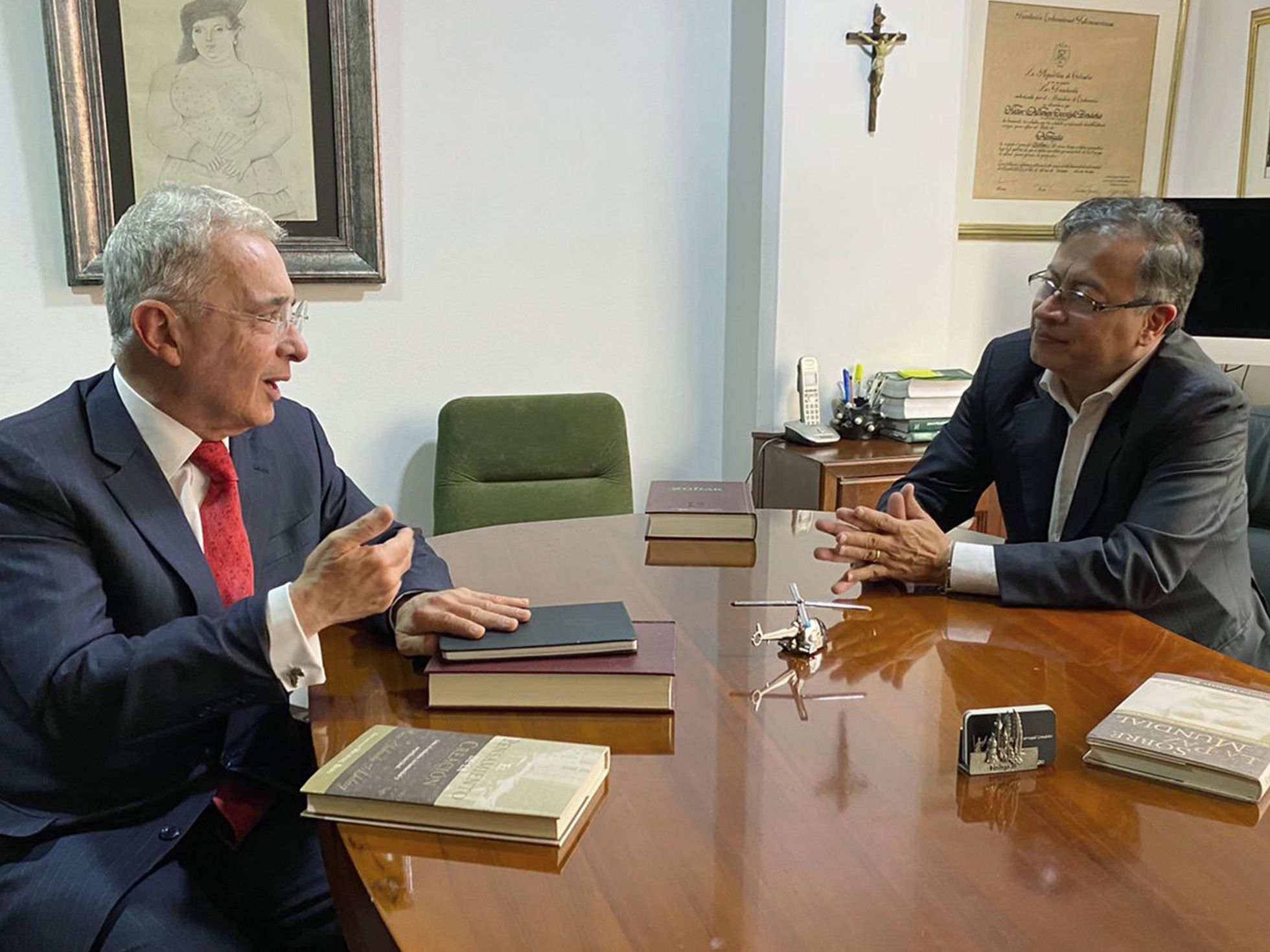 Uribe salió en defensa del presidente Petro, pidió que no “estigmatizaran su gobierno”