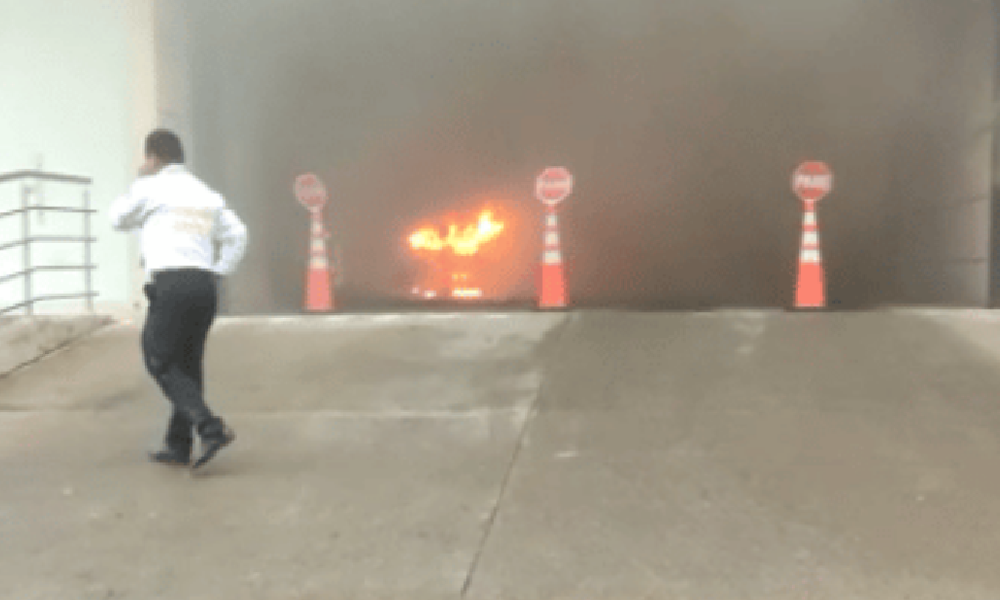 Carro se incendió dentro del parqueadero de Alamedas en Montería