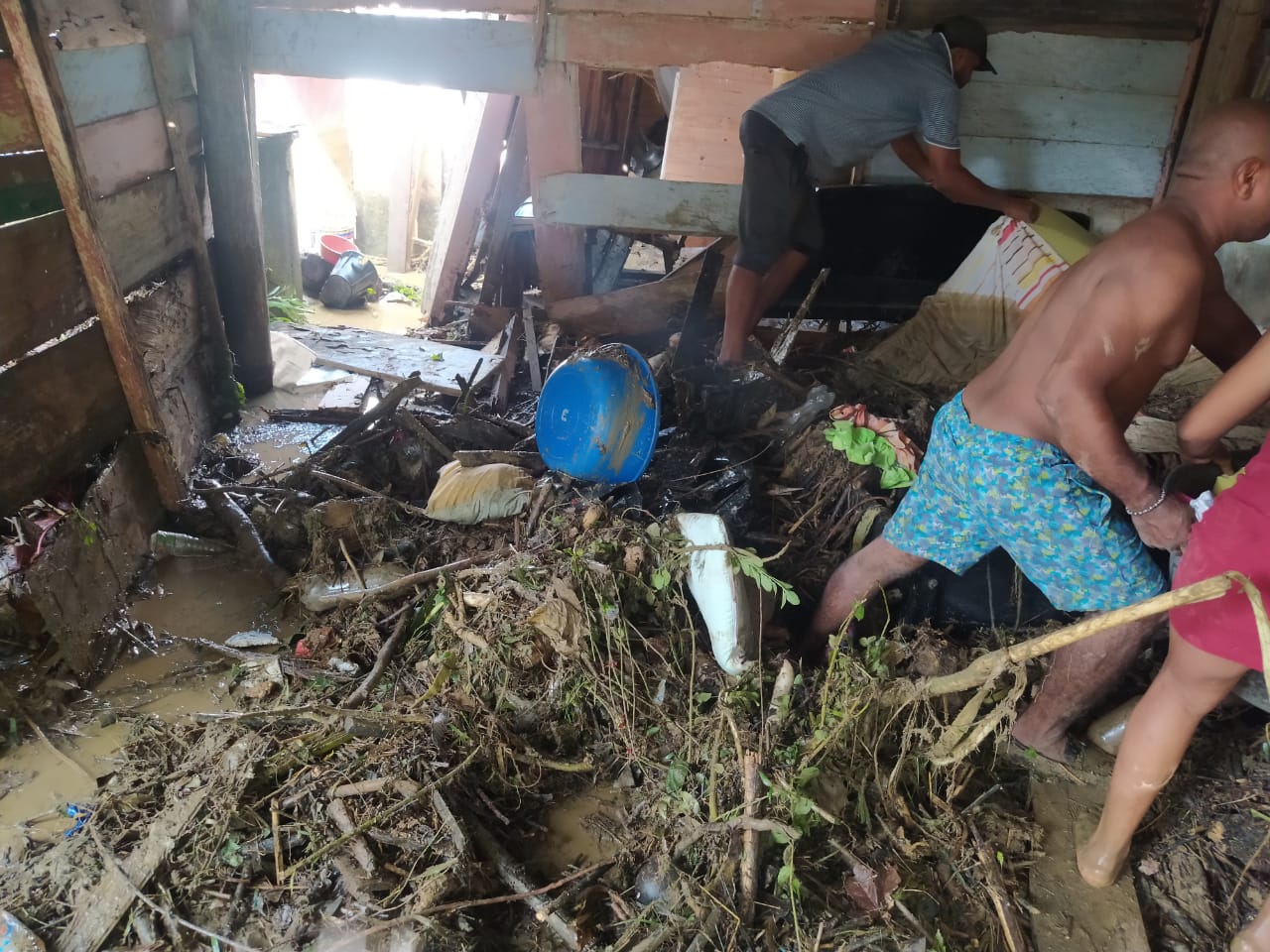 Fuerte avalancha deja decenas de damnificados en Puerto Escondido
