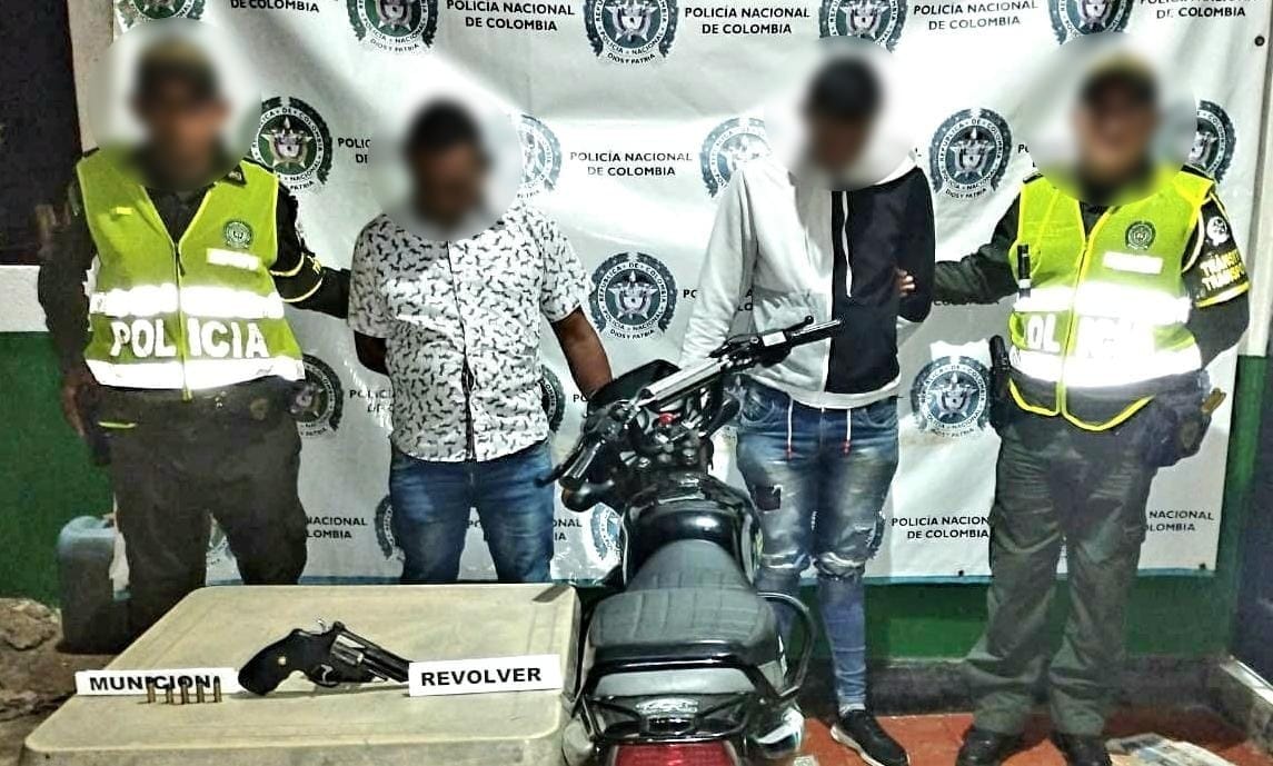 Capturan a sujetos que se movilizaban en una moto con un arma de fuego en Planeta Rica, irían a cometer un crimen