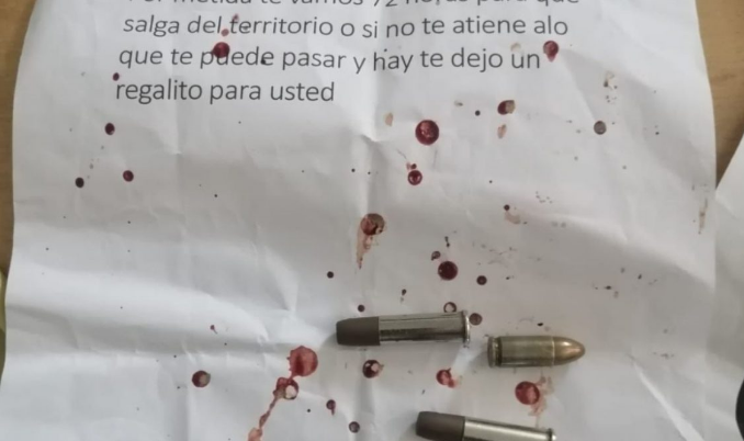 A lideresa social le dieron 72 horas para salir de Valencia, le mandaron panfleto con manchas de sangre y balas