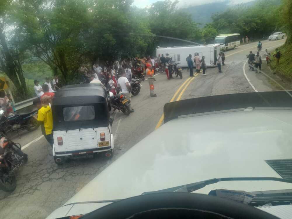 Accidente de ruta escolar dejó un muerto y 10 heridos en Antioquia