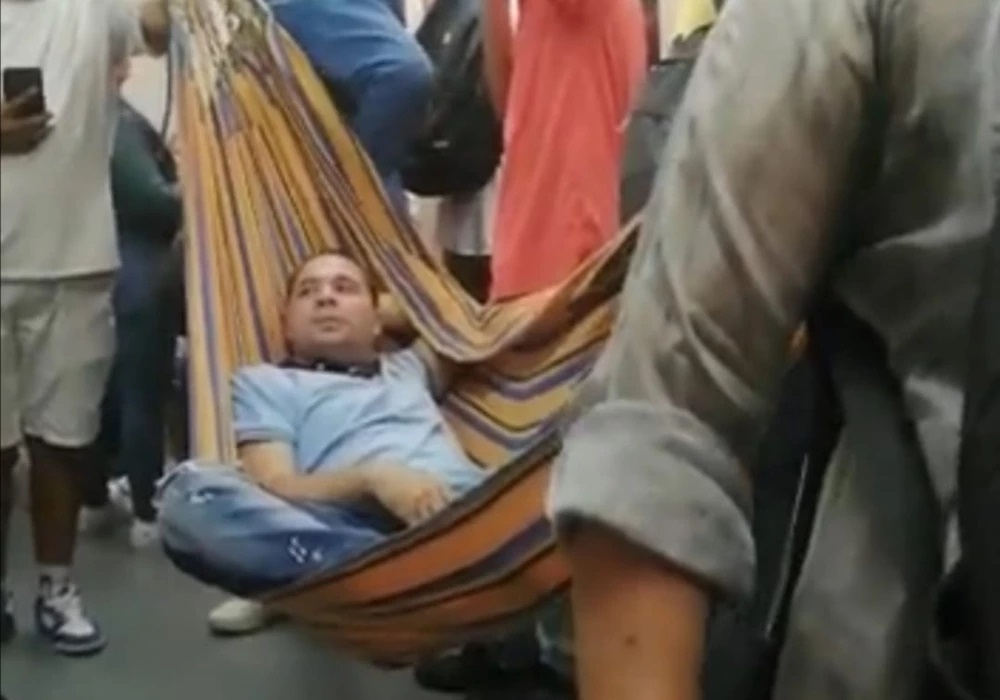 Mucho bárbaro: hombre colgó y se acostó en una hamaca en el Metro de Medellín