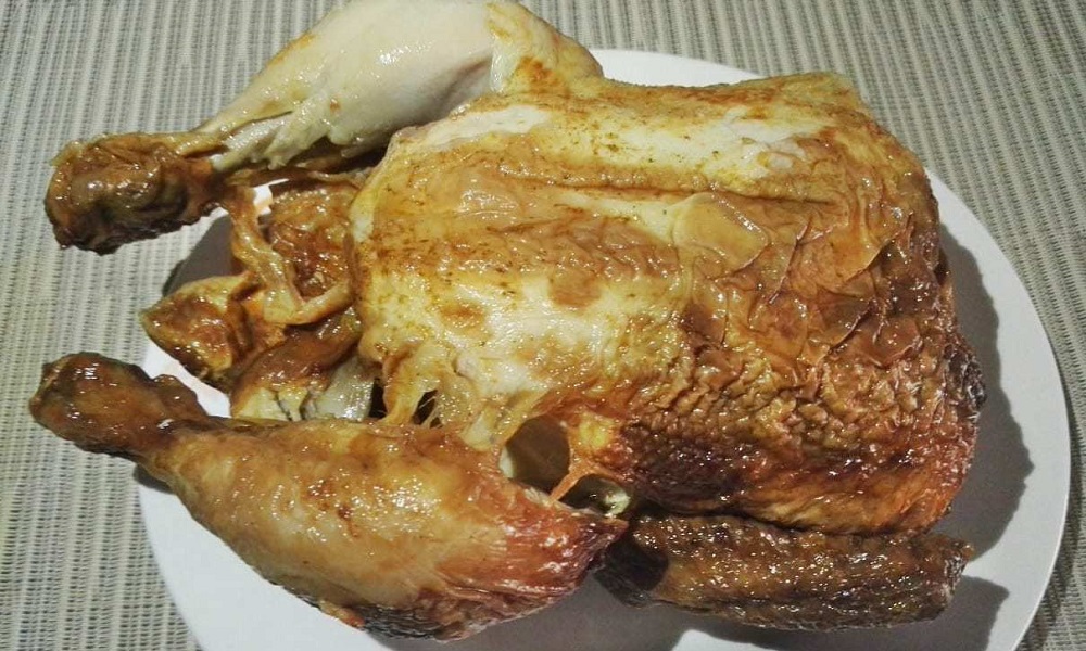Continúan los abusos, extranjero denunció que le cobraron más de $4 millones por un pollo asado en Cartagena