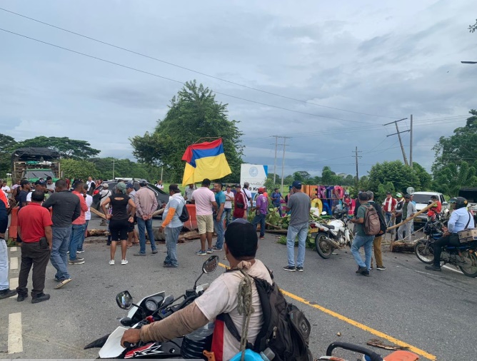 Comunidad bloquea vía a Puerto Escondido para protestar por retrasos en obras de rehabilitación