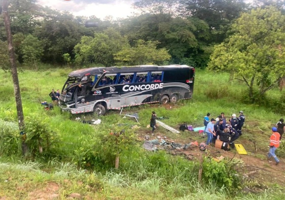 Dos muertos y más de 30 heridos en aparatoso accidente de un bus en Casanare