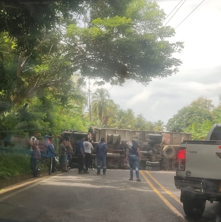 Camión intentó orillarse y se volcó en la vía a Arboletes – San Juan
