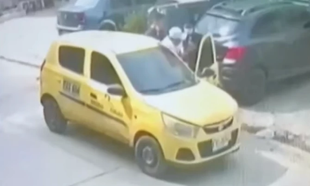 Casi la atropella, taxista arrastró a estudiante que le hizo un reclamo