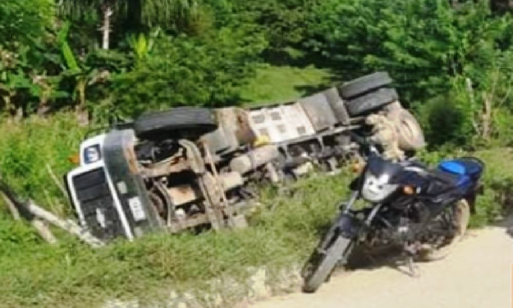 Reportan choque entre camión y un bus en zona rural de Lorica