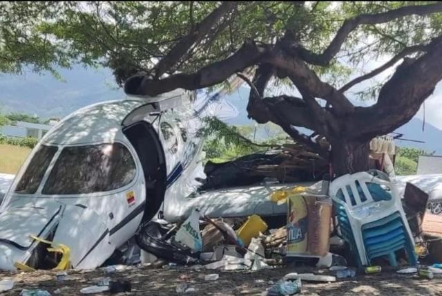 Avioneta se salió de la pista y se estrelló contra unos árboles en Santa Marta, varias personas resultaron heridas