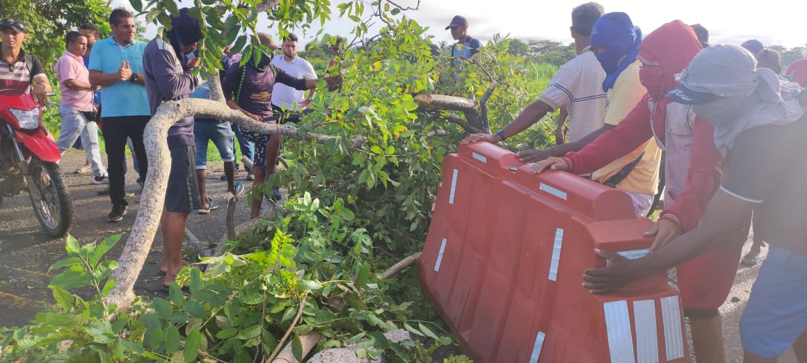 Vía Montería – Lorica amaneció bloqueada, comunidad exige mejoramiento del tramo que conduce a Puerto Eugenio