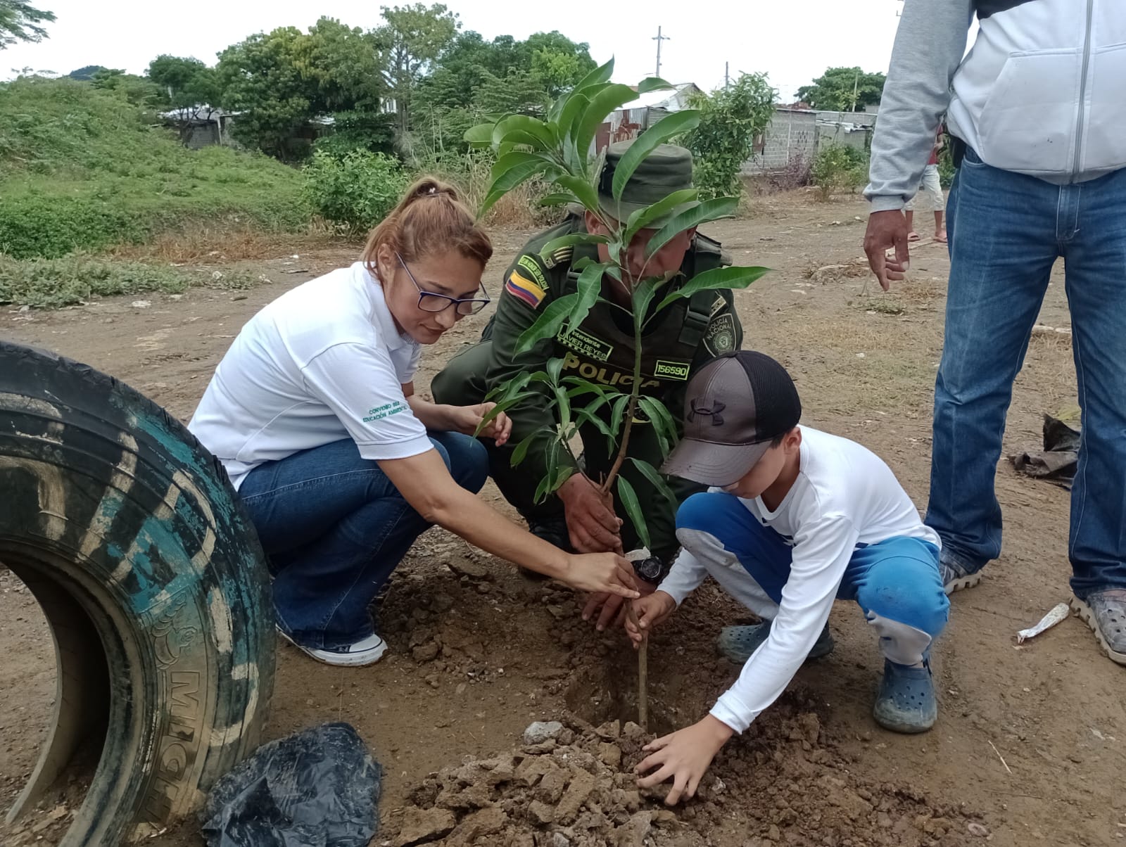 Con siembra de árboles frutales Policía Metropolitana celebró Día Mundial del Árbol