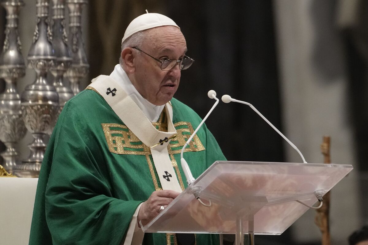 Papa Francisco regaña a los jóvenes por uso excesivo del celular