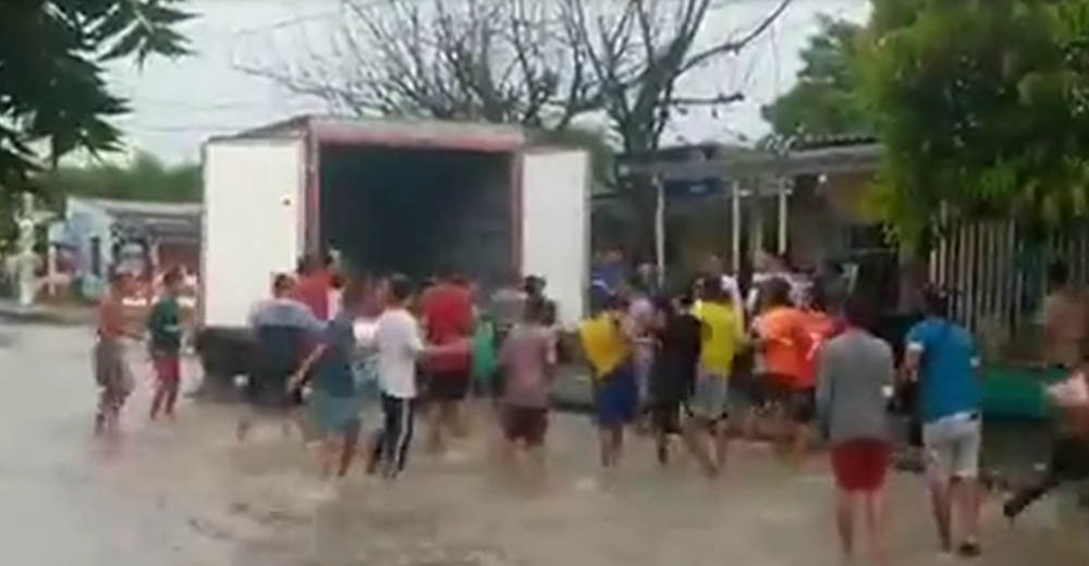 Bajo tremendo aguacero jóvenes saquearon camión que transportaba alimentos