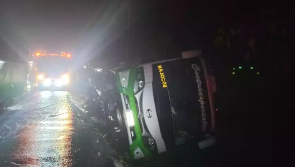 Bus en el que viajaban turistas se volcó en Valdivia, Antioquia