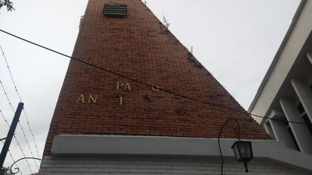 A plena luz del día delincuentes escalaron muro de una iglesia para robar letras de bronce
