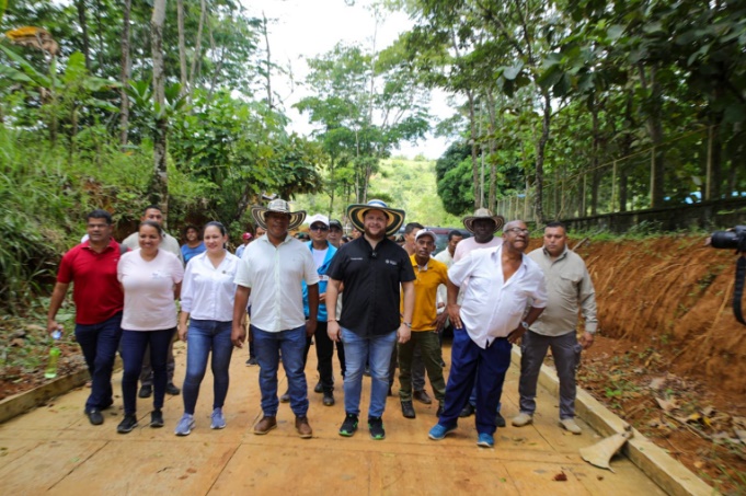 Gobernador entrega tramo de placa huella en zona rural de San José de Uré