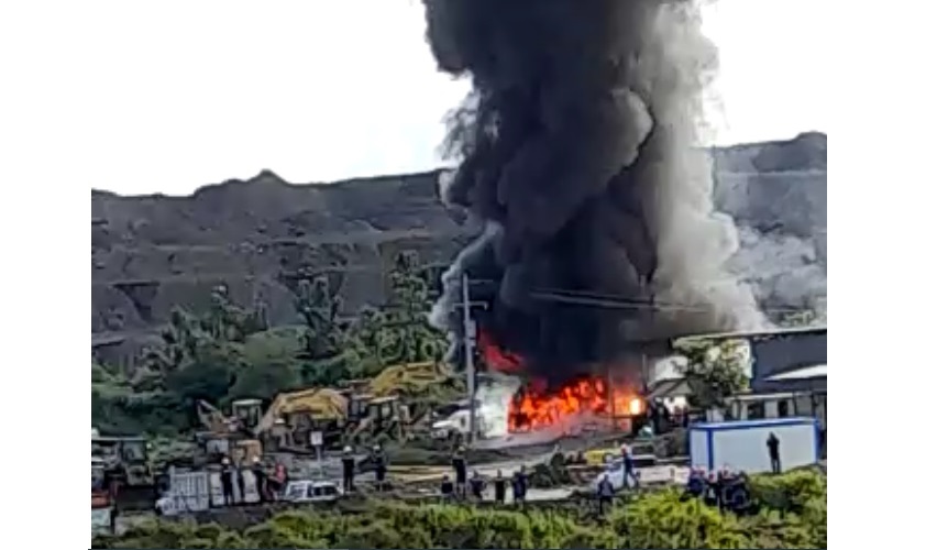 Emergencia en Puerto Libertador tras incendio en una mina de carbón