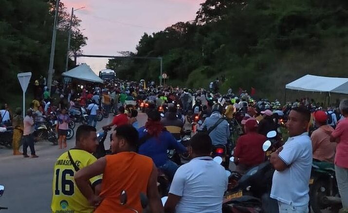 Bloqueo hacia la vía Cartagena y Sincelejo se podría mantener hasta mañana si el Gobierno no llega a la zona  