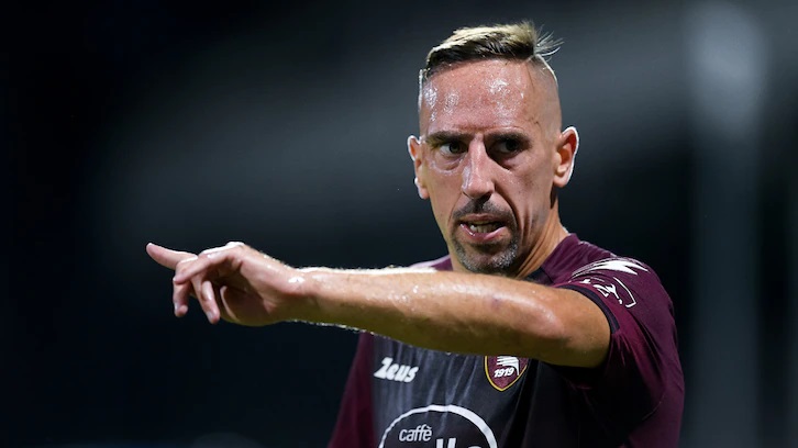 Ribéry colgó los guayos, el francés anunció su retiro