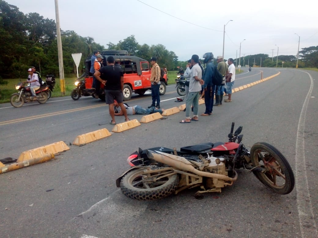 Dos heridos dejó choque de motocicletas en la entrada a San Carlos