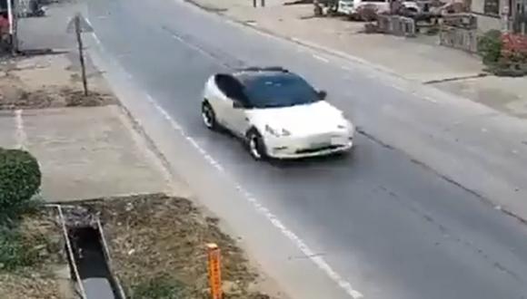 En video, auto Tesla en piloto automático fuera de control mató a dos personas en China