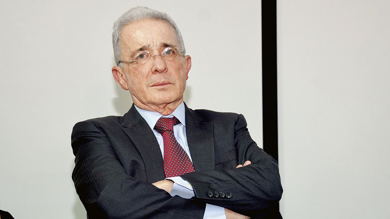 Fiscalía indica que no hay pruebas ni testigos contra el expresidente Álvaro Uribe