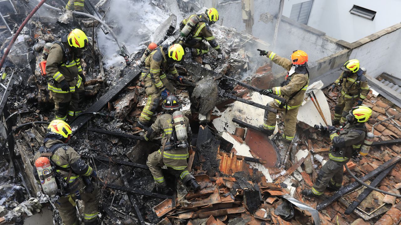 Ocho personas murieron en accidente de avioneta que cayó en zona residencial de Medellín