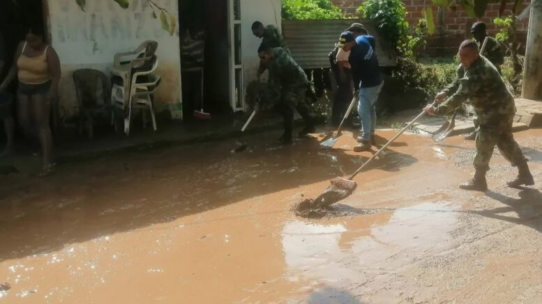 Soldados y habitantes de Uré se unen para limpiar el municipio tras fuerte inundación