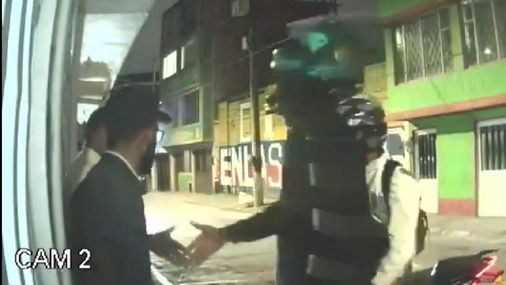 Primero que todo la ‘amabilidad’, ladrones saludan de mano a sus víctimas [VIDEO]