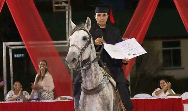 Con su amigo de mil batallas, joven recibió su diploma de bachiller montado a caballo