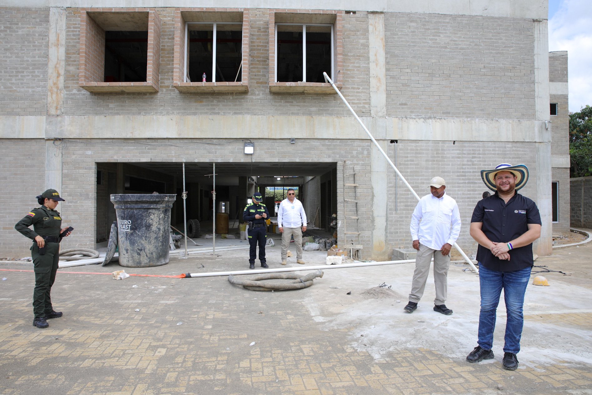 Gobernador visitó obras que se ejecutan en Valencia con recursos del departamento