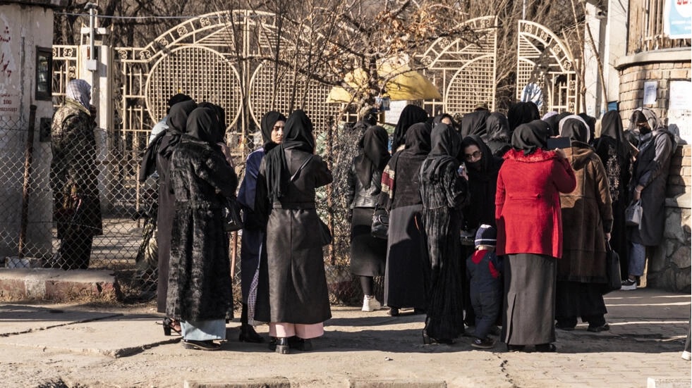 Afganistán: Talibanes armados le impiden a las mujeres entrar a sus universidades