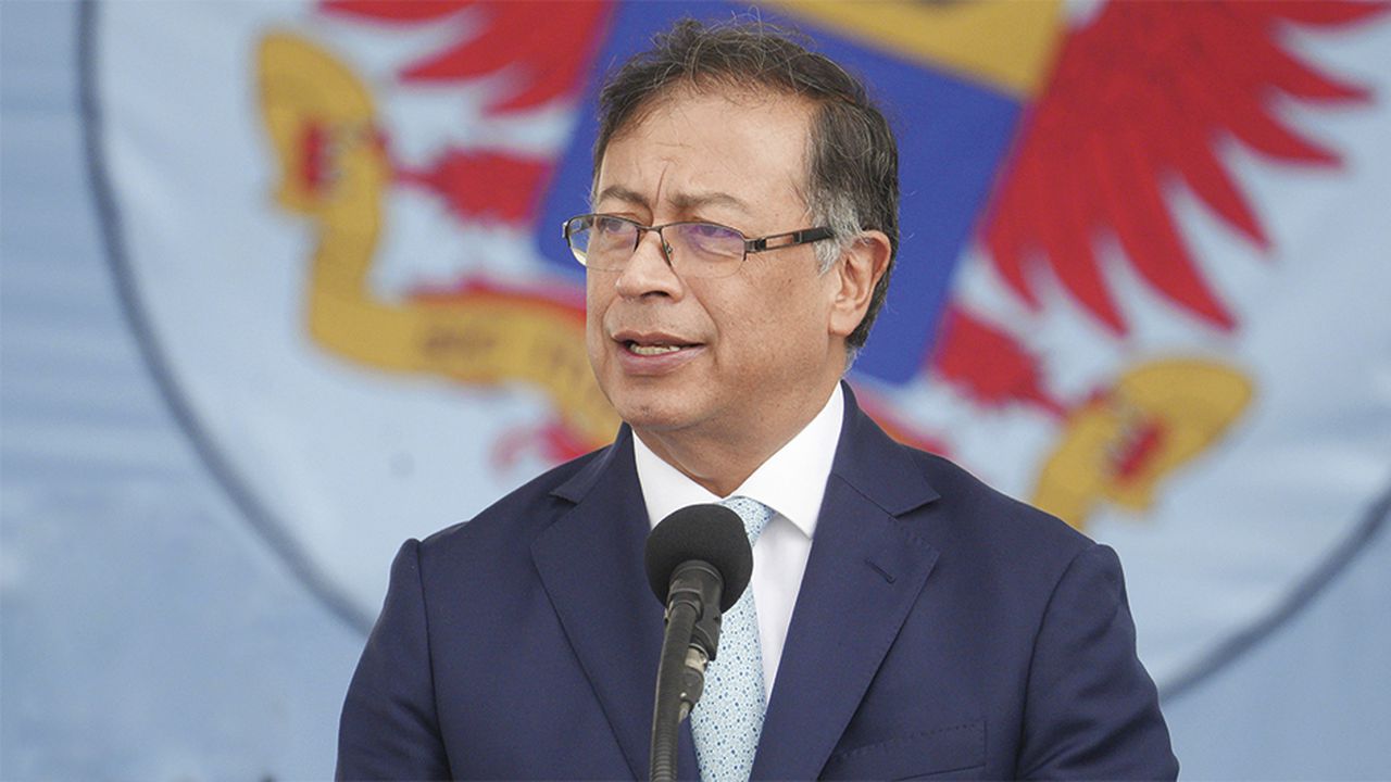 Presidente de Colombia anunció billonaria inversión en la FAC