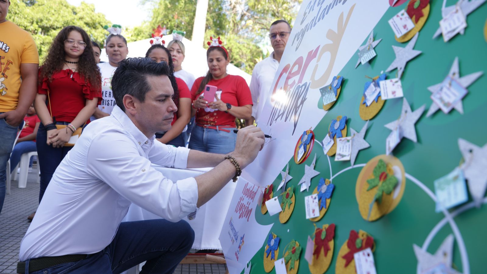 Alcalde, Policía, padres de familia y niños firmaron el Pacto Cero Pólvora en Montería