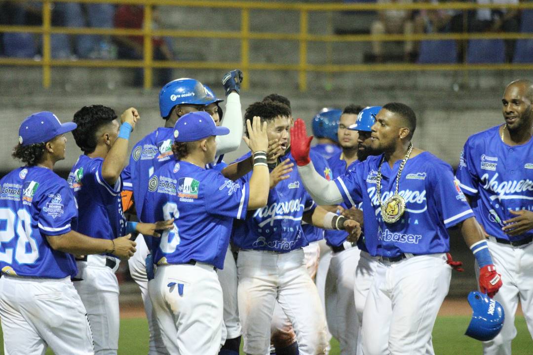 Vaqueros sacó su poderío ofensivo y derrotó a Toros en Montería