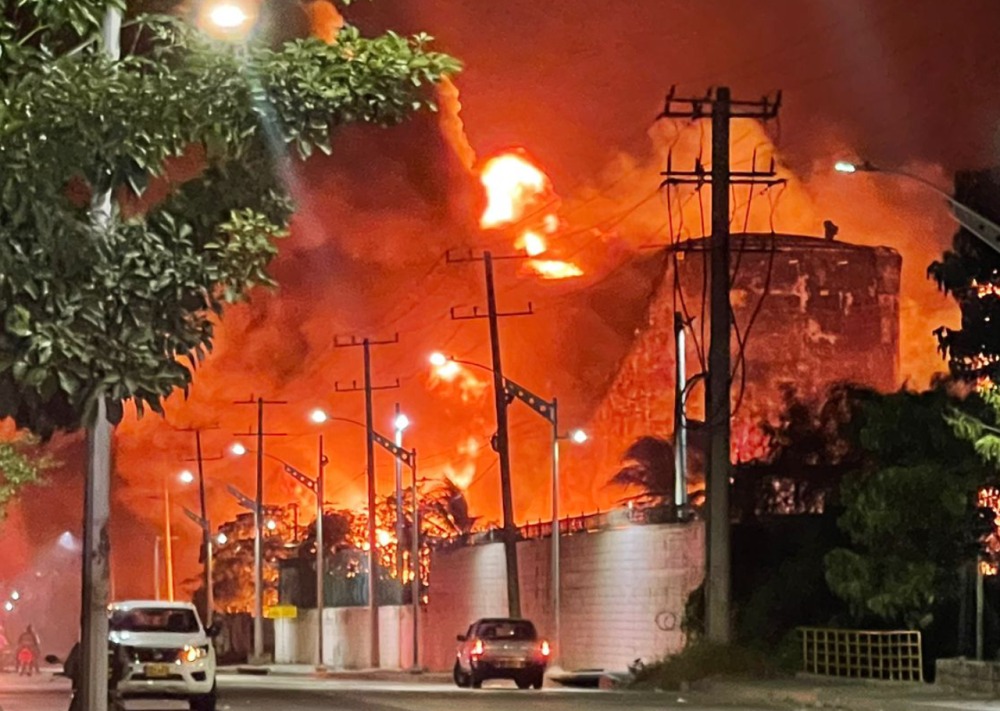 Bombero murió intentando controlar las llamas de un incendio en Barranquilla
